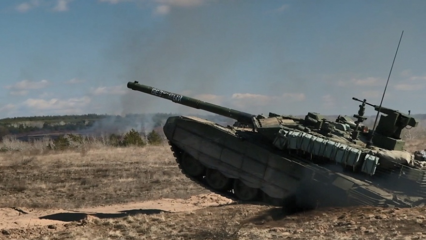 Xe tăng T-90 của Nga diễn tập nã pháo trên thao trường